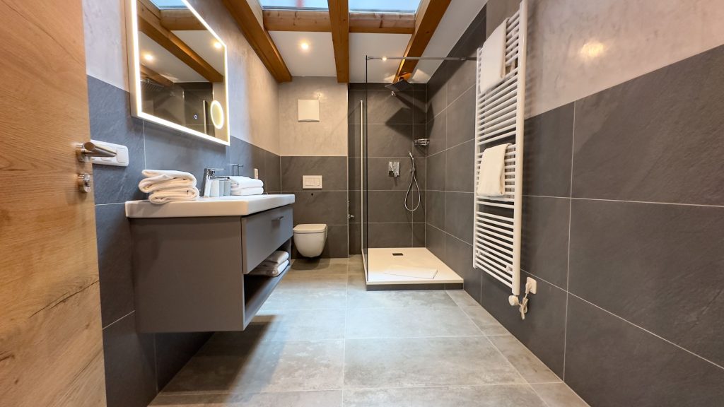 Weiter Blick ins moderne Badezimmer in Ferienwohnung in Garmisch-Partenkirchen