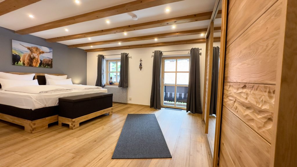 Schlafzimmer mit großem Holzschrank in Ferienwohnung in Garmisch-Partenkirchen