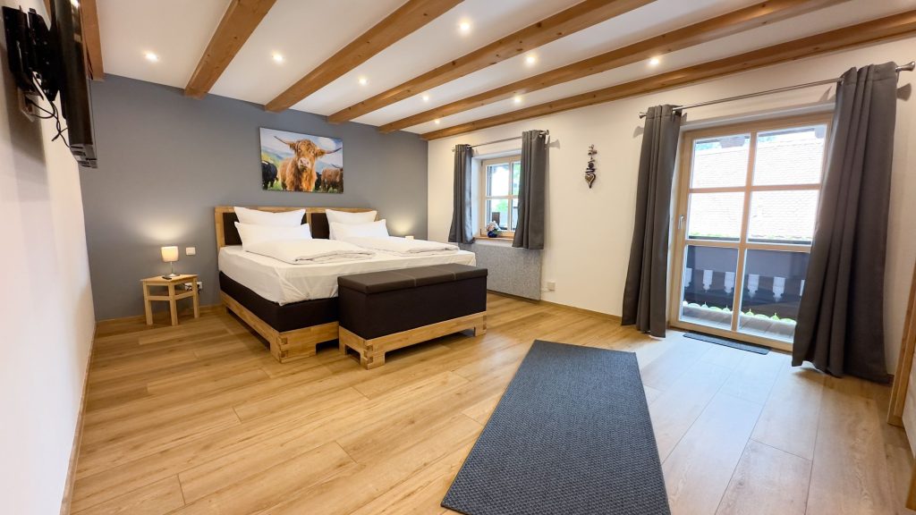 Geräumiges Schlafzimmer in Ferienwohnung in Garmisch-Partenkirchen