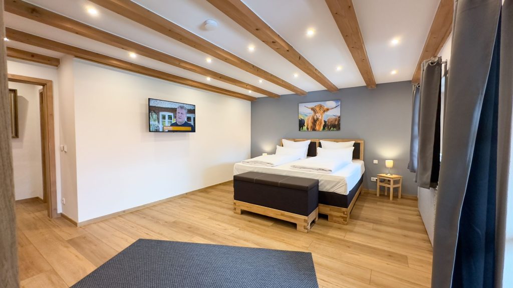 Schlafzimmer mit Fernseher in Ferienwohnung in Garmisch-Partenkirchen