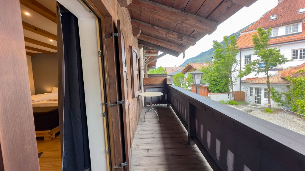 Blick auf den Holzbalkon und Schlafzimmer in Ferienwohnung in Garmisch-Partenkirchen