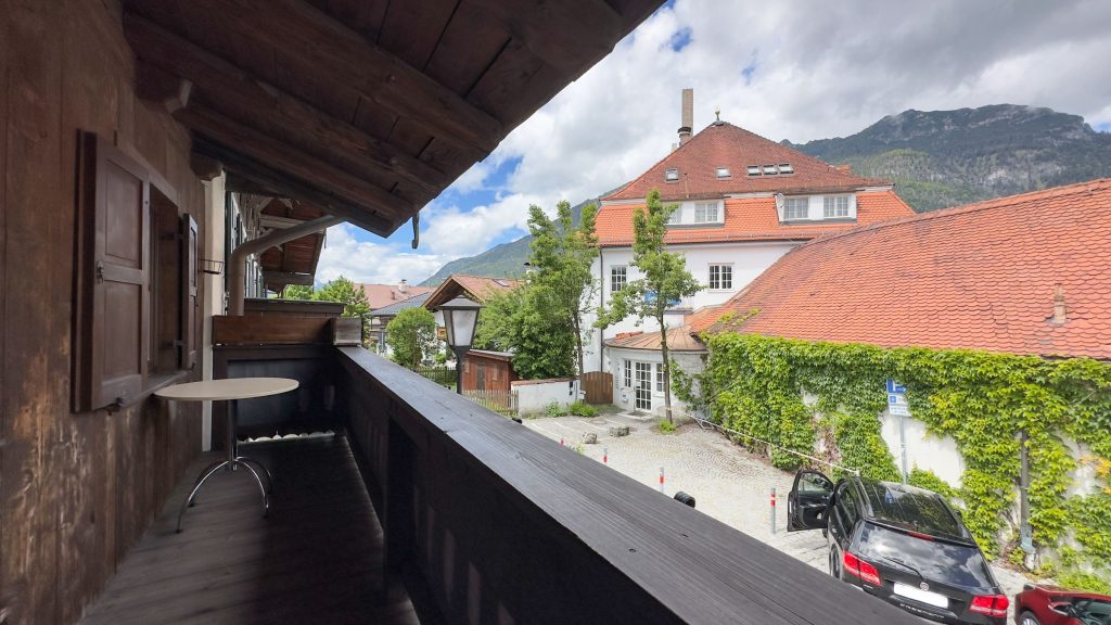 Holzbalkon mit Tisch in Ferienwohnung in Garmisch-Partenkirchen