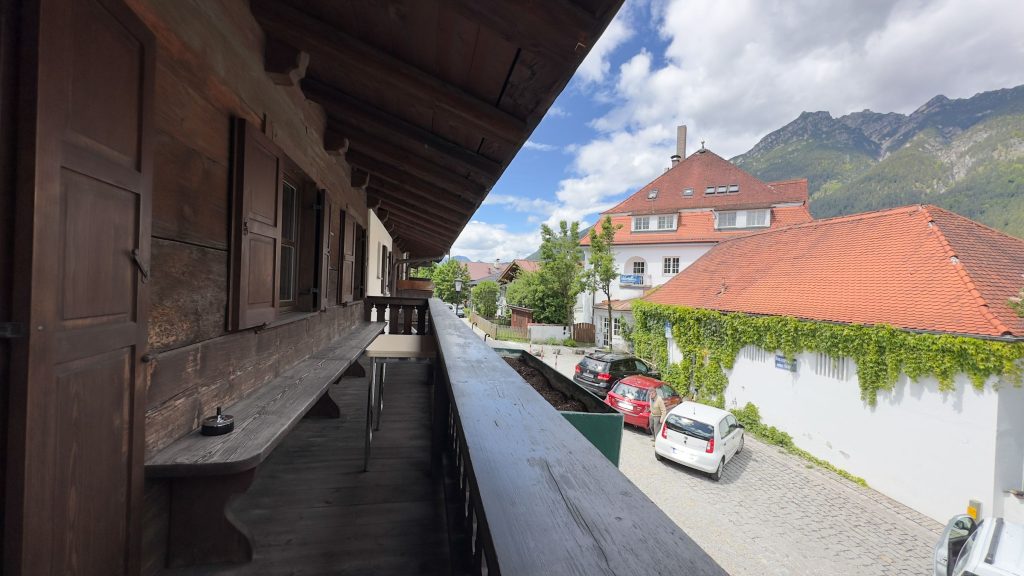 Holzbalkon mit Ausblick auf die Berge in in Ferienwohnung in Garmisch-Partenkirchen