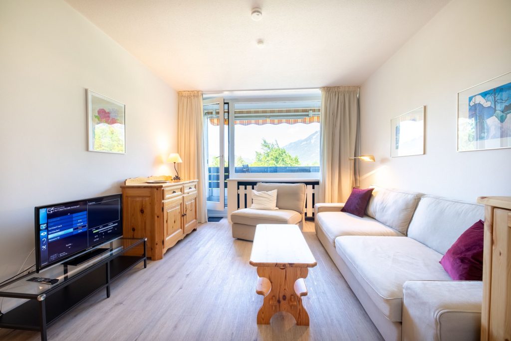 Sofa, Sessel und Fernseher auf Sideboard in Ferienwohnung in Garmisch-Partenkirchen