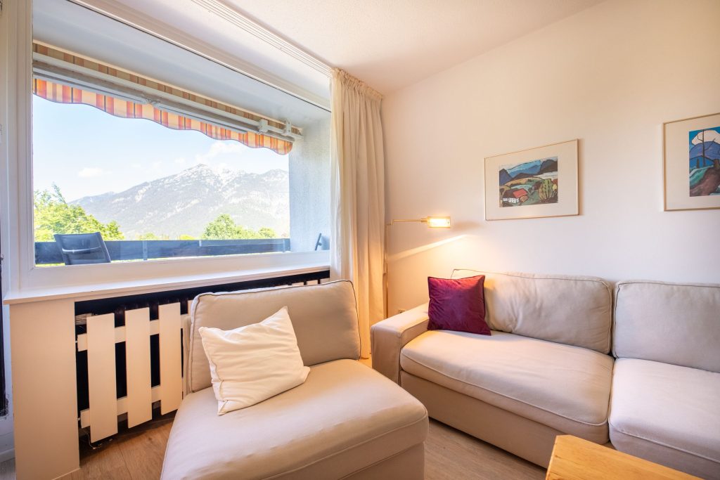 Blick aus dem Fenster auf die Berge in Ferienwohnung in Garmisch-Partenkirchen