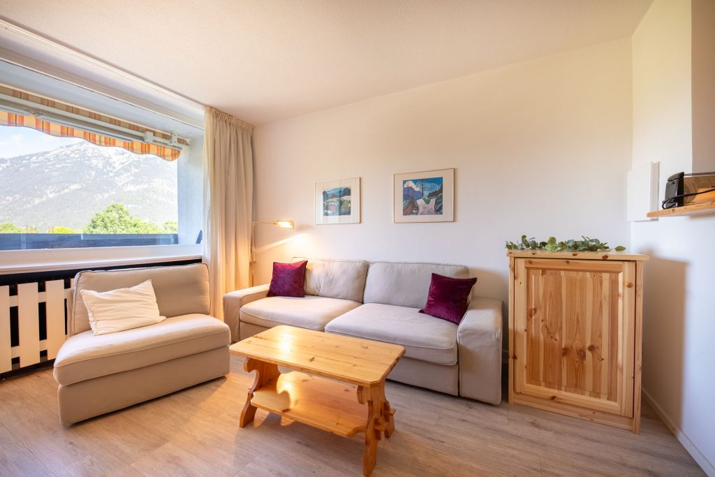 Sofa und Sessel im Wohnbereich in Ferienwohnung in Garmisch-Partenkirchen