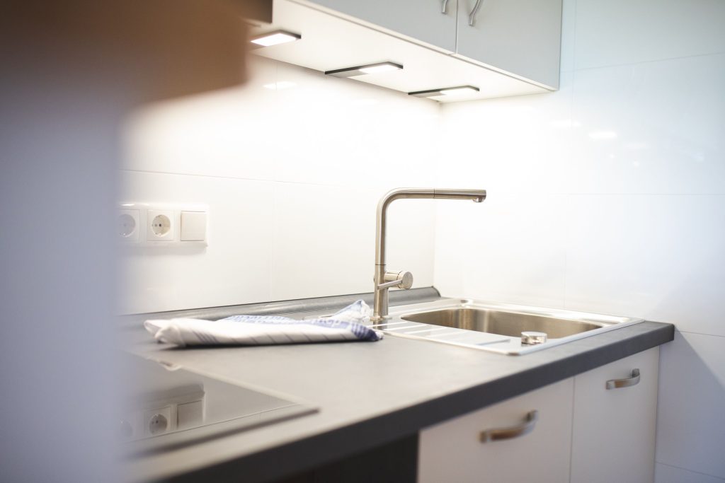 Moderne Spüle mit großem Wasserhahn in Ferienwohnung in Garmisch-Partenkirchen