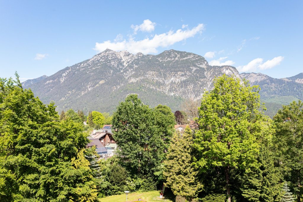 Bäume und Berge in Garmisch-Partenkirchen im Sommer