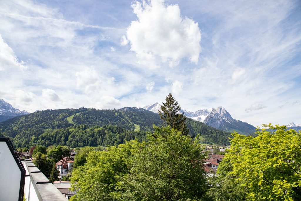 Blick auf die Landschaft und die Berge von Garmisch-Partenkirchen