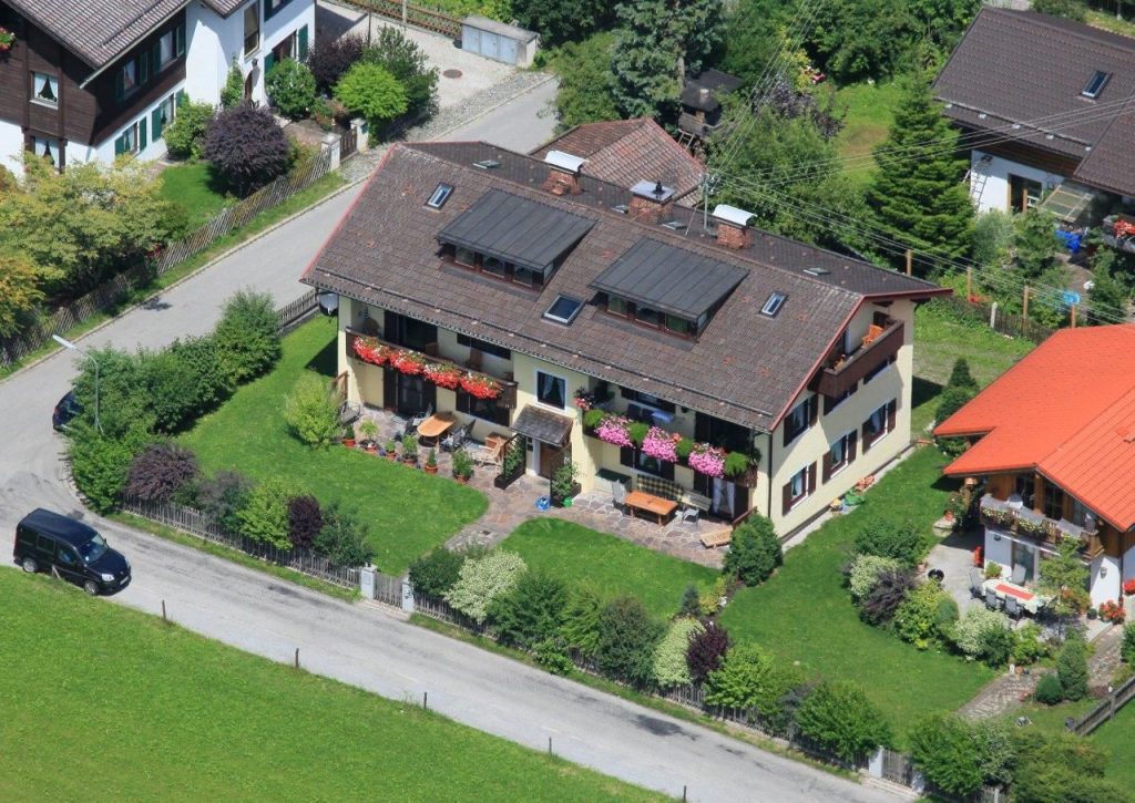 Haus mit Blumen in Ferienwohnung in Garmisch-Partenkirchen