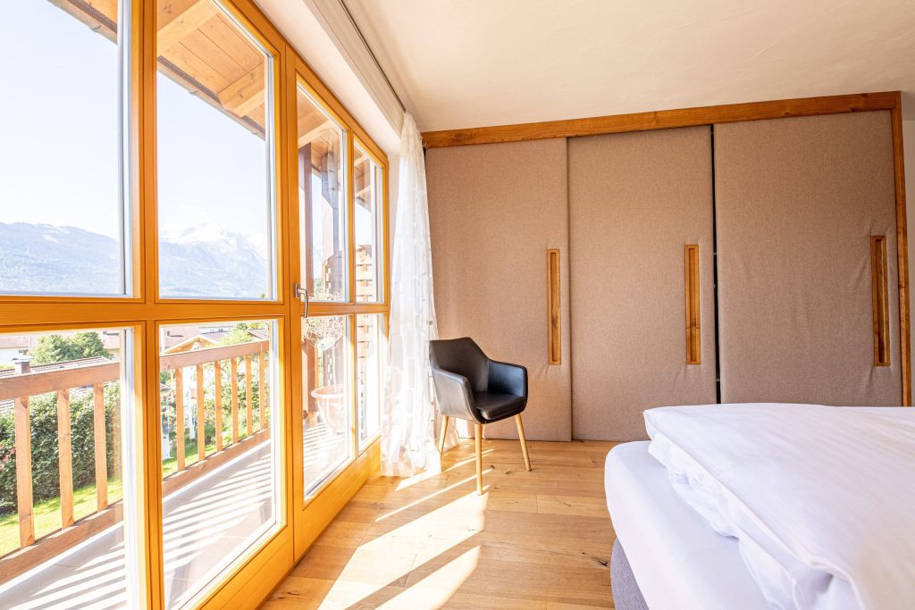 Schlafzimmer mit Kleiderschrank in Ferienwohnung in Garmisch-Partenkirchen