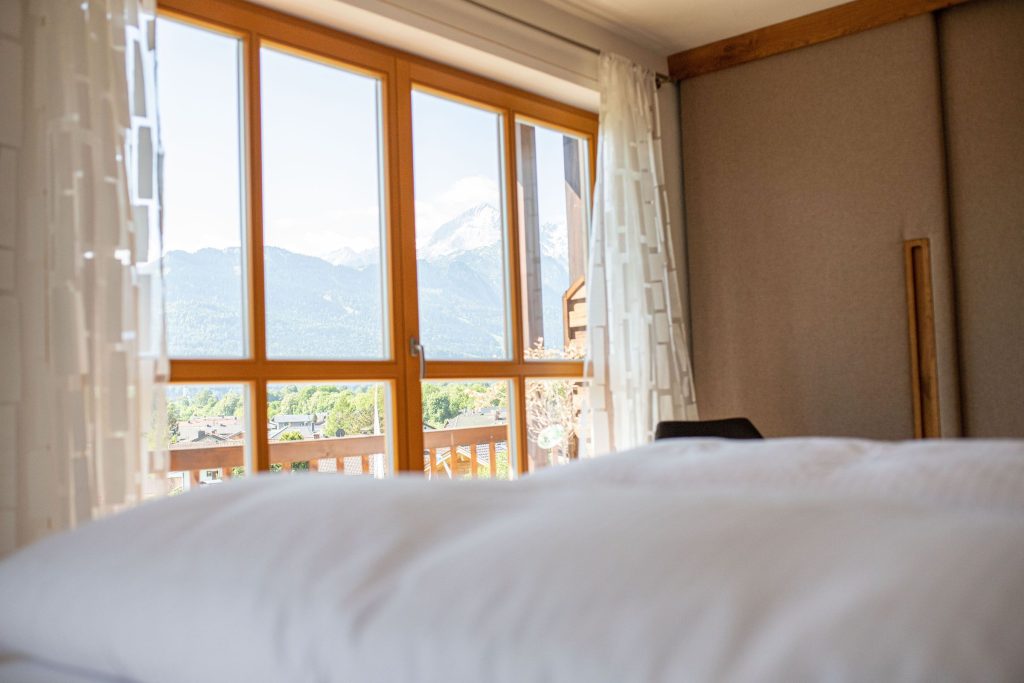 Ausblick aus dem Doppelbettzimmer in Ferienwohnung in Garmisch-Partenkirchen