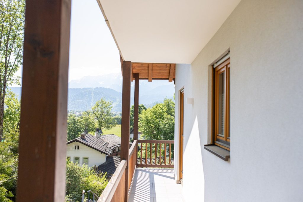 Balkon mit Blick auf die Alpen in Ferienwohnung in Garmisch-Partenkirchen