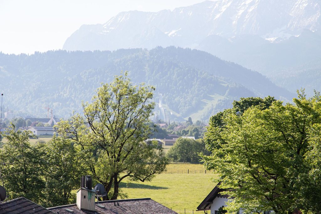 Ausblick auf die Natur und die Berge in Ferienwohnung in Garmisch-Partenkirchen