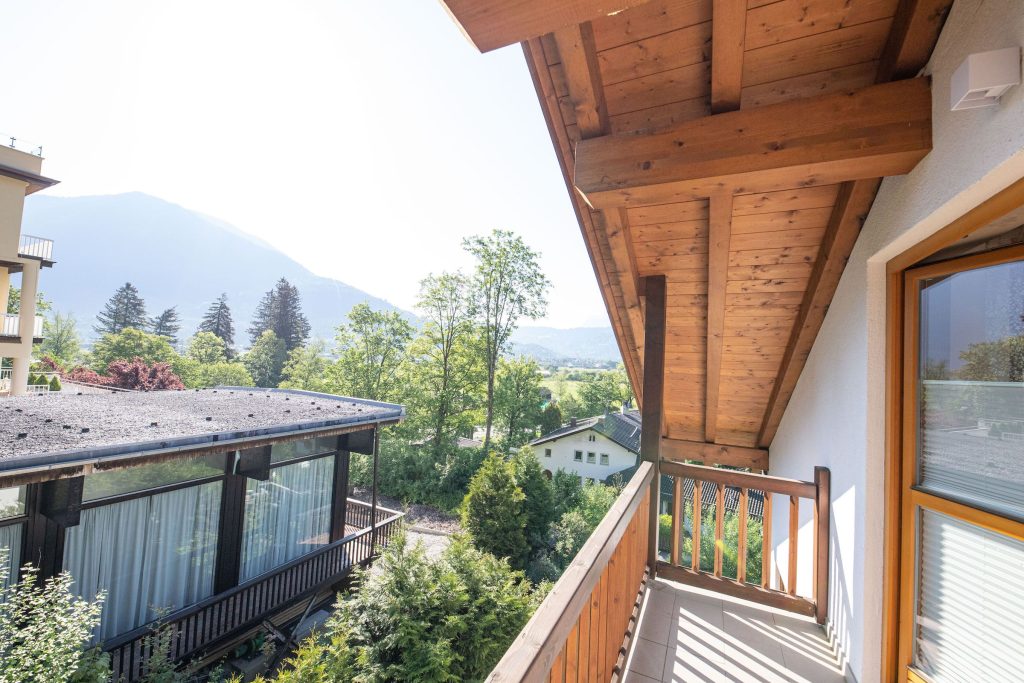 Blick von dem Balkon auf die Umgebung in Ferienwohnung in Garmisch-Partenkirchen