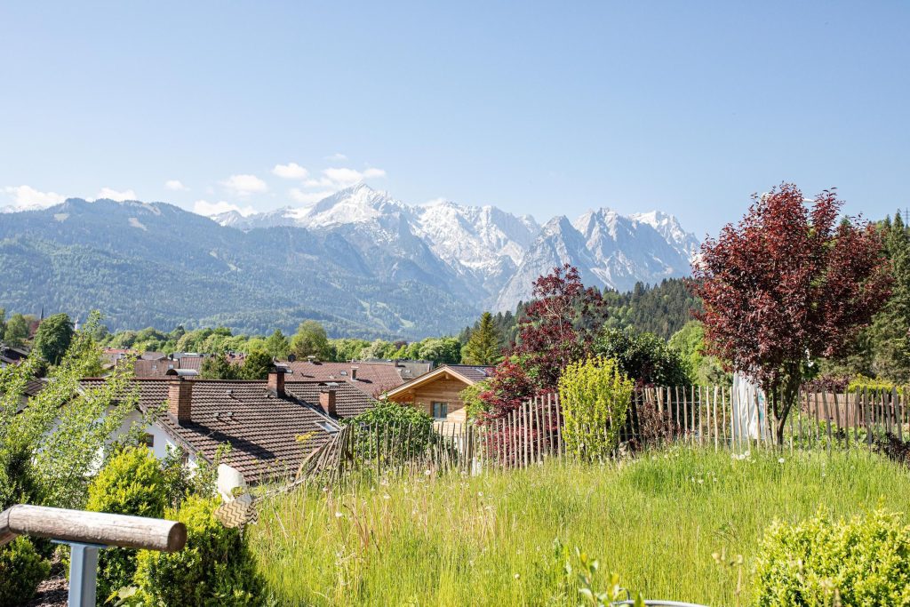 Ausblick auf die Umgebung und auf die Alpen in Ferienwohnung in Garmisch-Partenkirchen