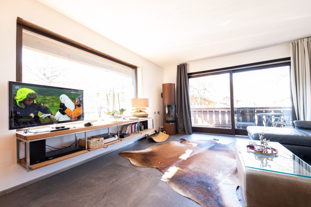 Fernseher mit Sideboard in Ferienwohnung in Garmisch-Partenkirchen