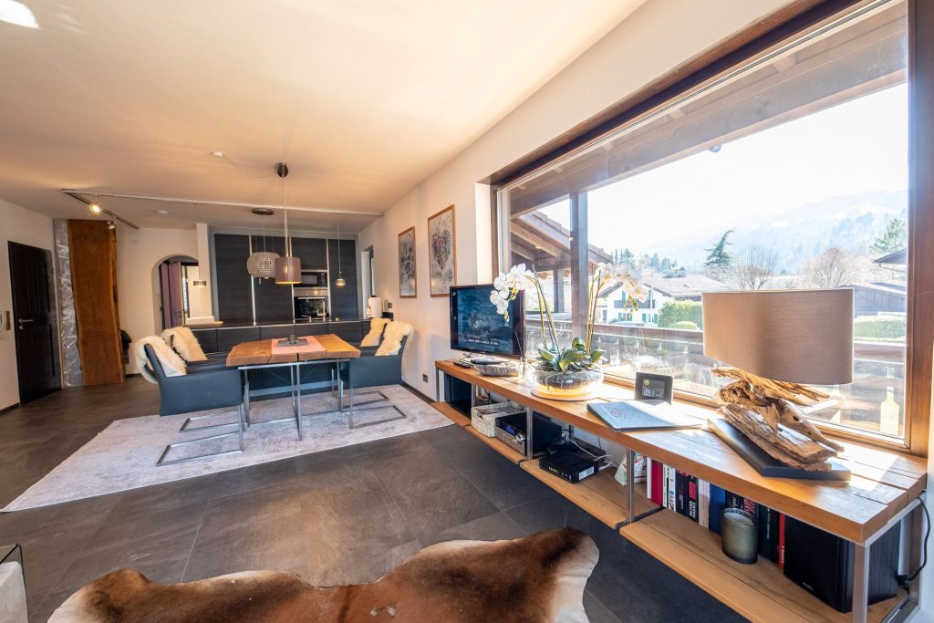 Ausblick aus dem Wohnzimmer auf die Alpen in Ferienwohnung in Garmisch-Partenkirchen