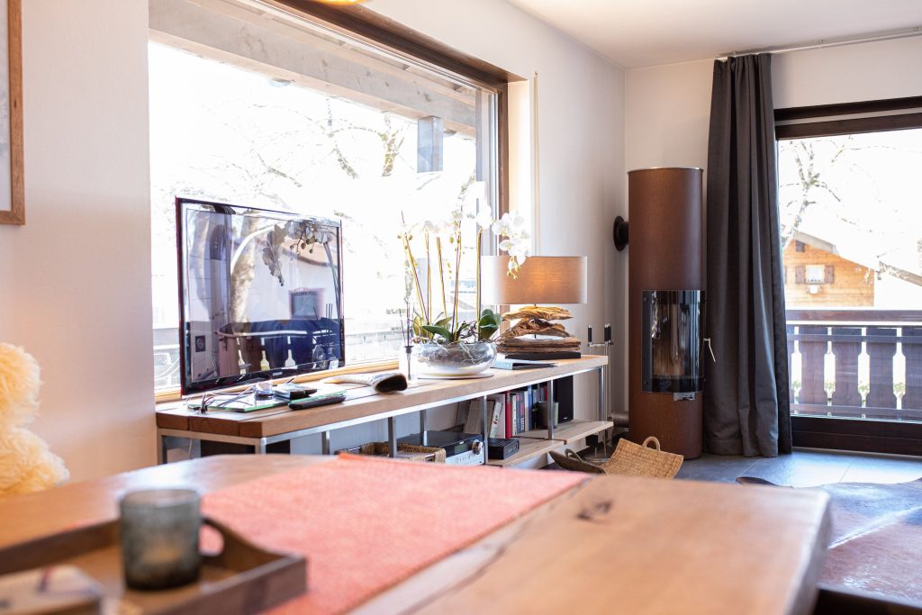 Sideboard mit Fernseher in Ferienwohnung in Garmisch-Partenkirchen