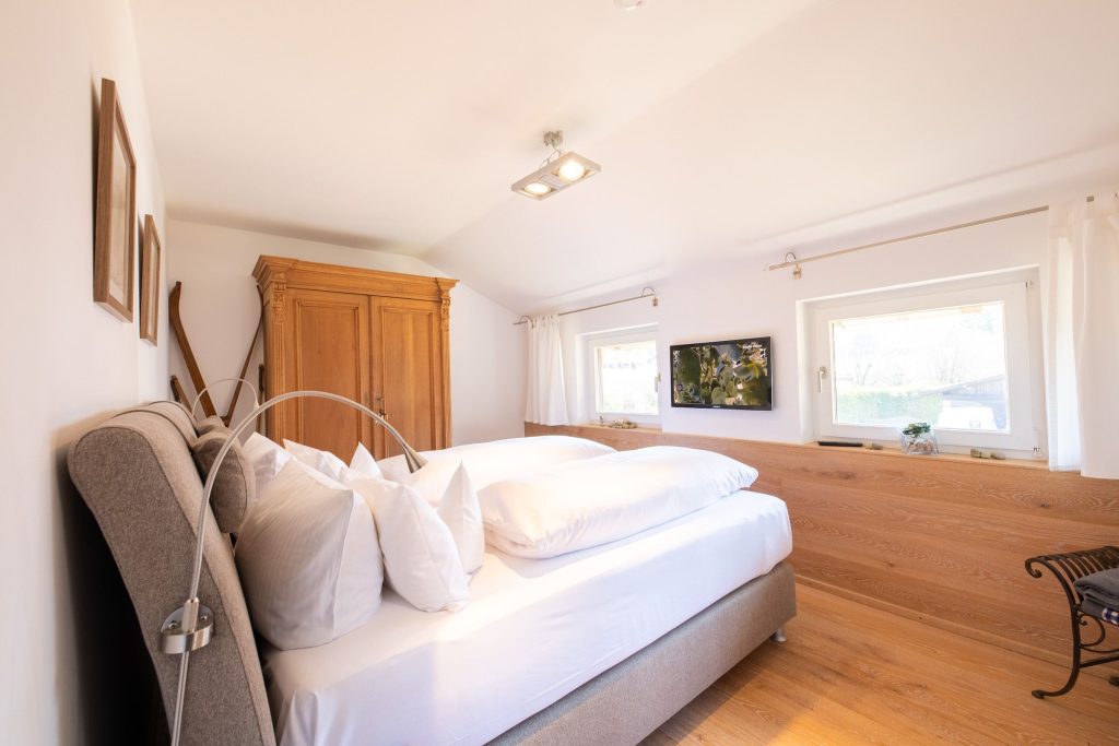 Doppelbett mit Kleiderschrank in Ferienwohnung in Garmisch-Partenkirchen