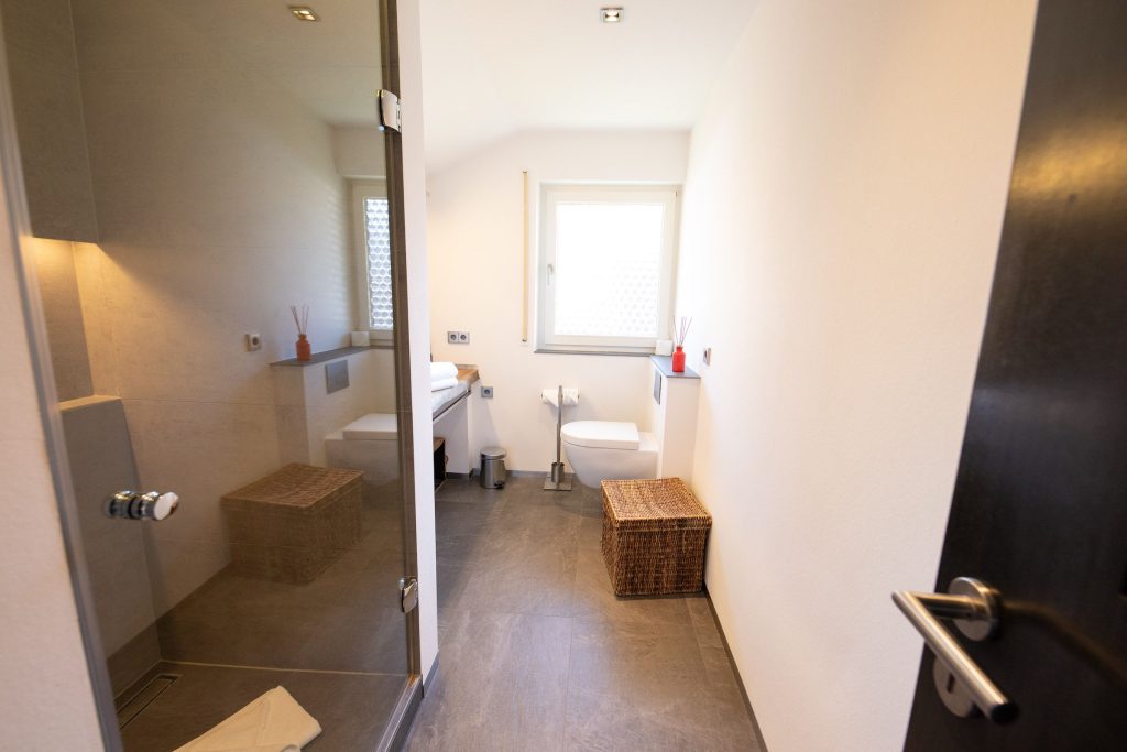 Badezimmer mit Dusche und Toilette in Ferienwohnung in Garmisch-Partenkirchen