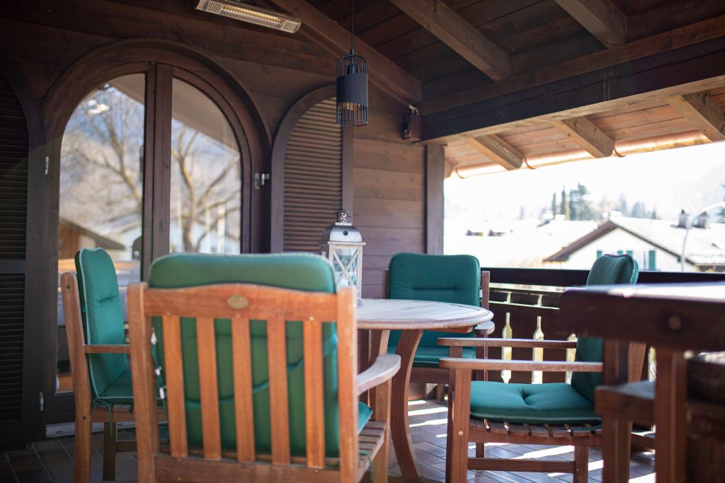 Sitzecke auf Balkon in Ferienwohnung in Garmisch-Partenkirchen