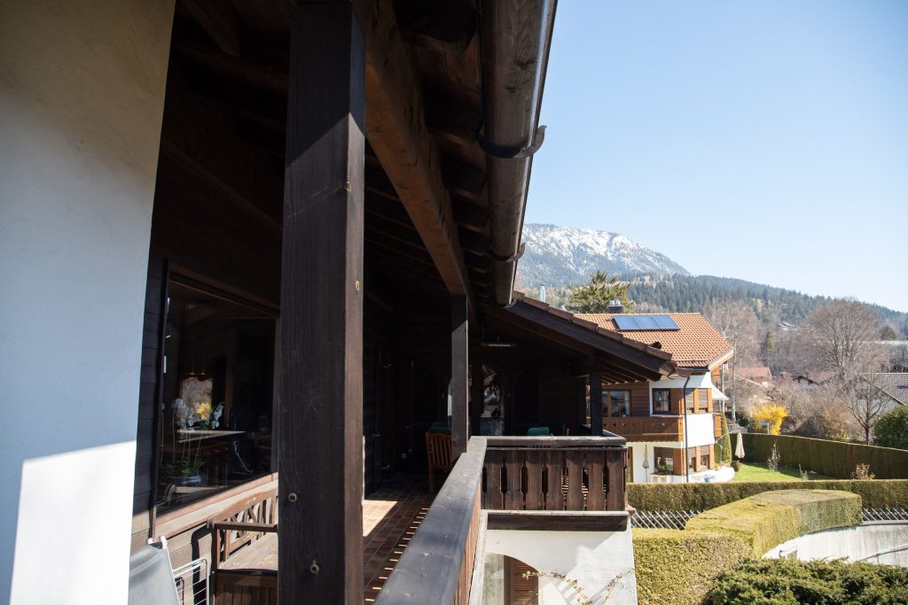 Balkon mit Bank in Ferienwohnung in Garmisch-Partenkirchen