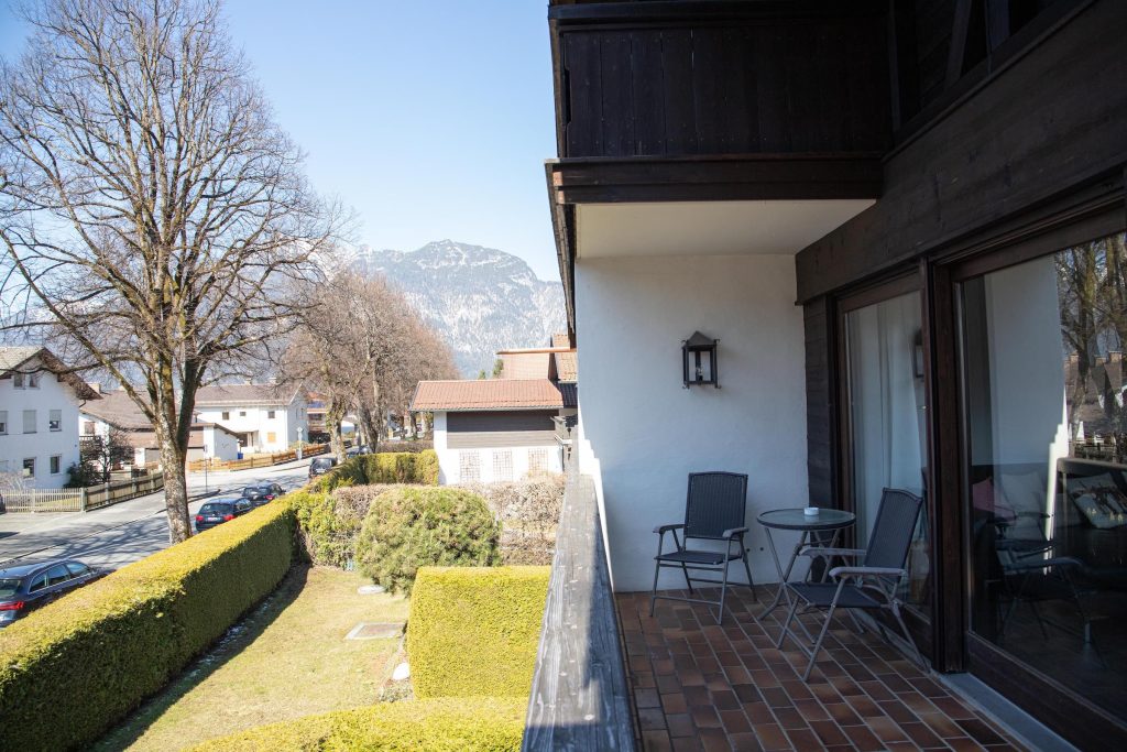 Balkon mit Stühlen in Ferienwohnung in Garmisch-Partenkirchen