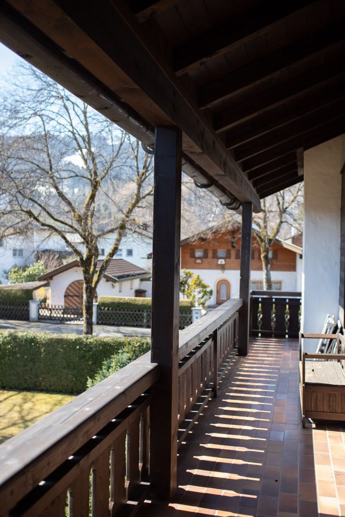 Balkon mit Bank in Ferienwohnung in Garmisch-Partenkirchen