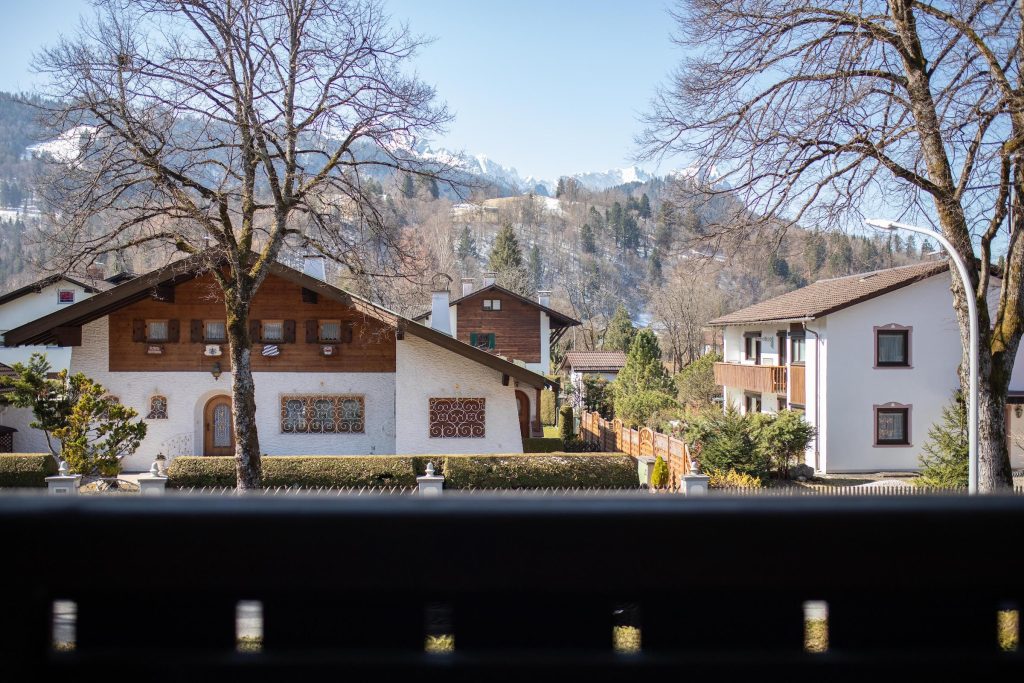 Balkon mit Sicht auf die Alpen in Ferienwohnung in Garmisch-Partenkirchen