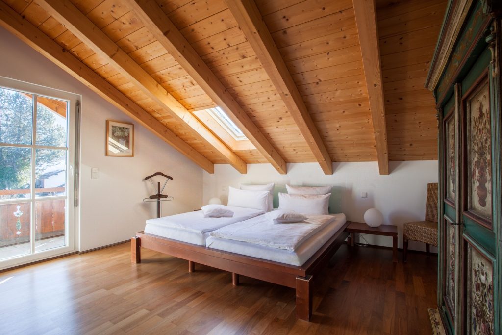 Doppelbett mit Schräge in Ferienwohnung in Garmisch-Partenkirchen