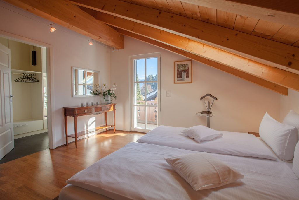 Doppelbett und Aussicht in Ferienwohnung in Garmisch-Partenkirchen