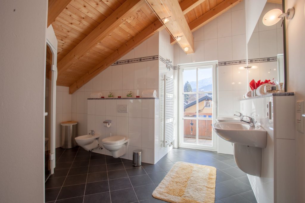 Badezimmer mit großem Spiegel in Ferienwohnung in Garmisch-Partenkirchen