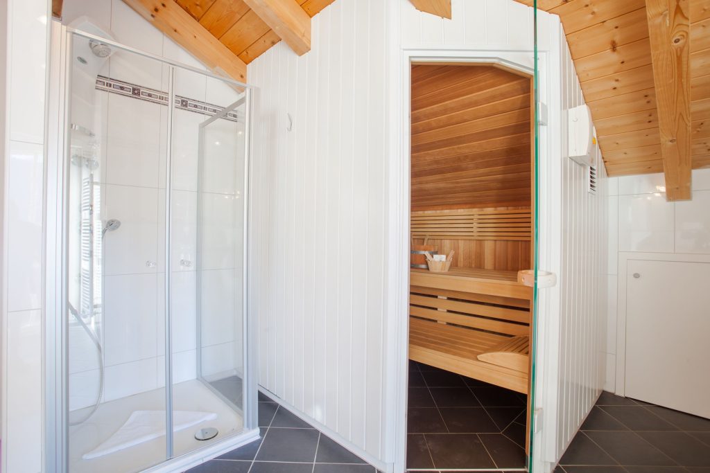 Sauna und Dusche in Ferienwohnung in Garmisch-Partenkirchen