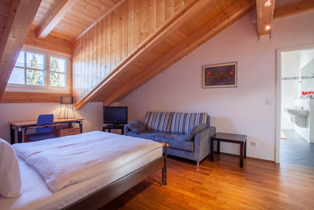 Doppelbett mit Sofa in Ferienwohnung in Garmisch-Partenkirchen