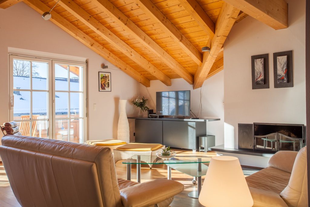 Wohnzimmer mit Sofas und Fernseher in Ferienwohnung in Garmisch-Partenkirchen