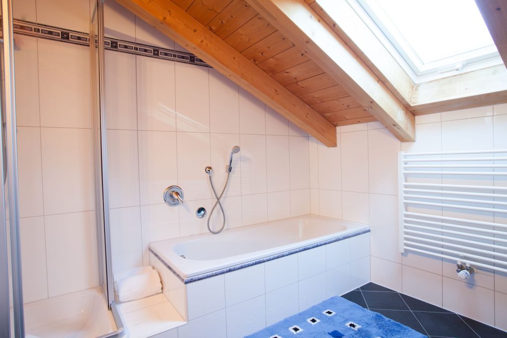 Badewanne und Dachfenster in Ferienwohnung in Garmisch-Partenkirchen