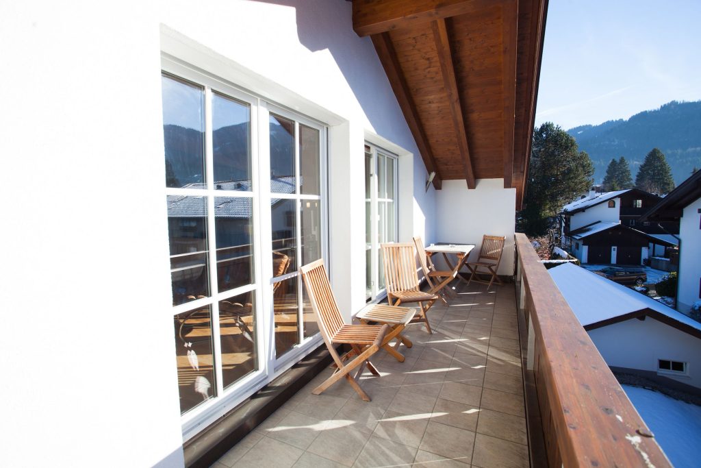 Balkon mit Stühlen in Ferienwohnung in Garmisch-Partenkirchen