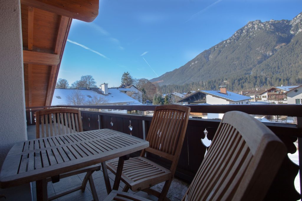 Balkon mit Stühlen in Ferienwohnung in Garmisch-Partenkirchen