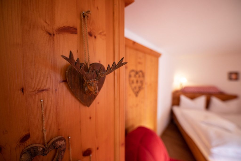 Schlafzimmer mit Wand Deko in Ferienwohnung in Garmisch-Partenkirchen