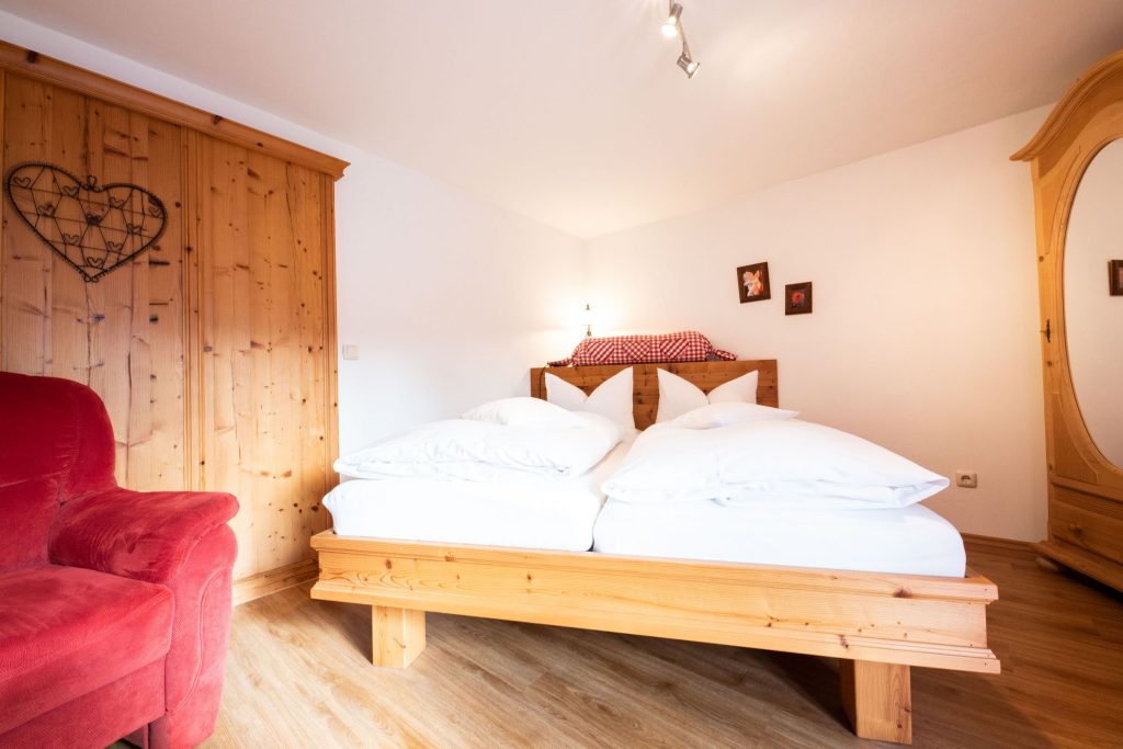 Doppelbett aus Holz in Ferienwohnung in Garmisch-Partenkirchen