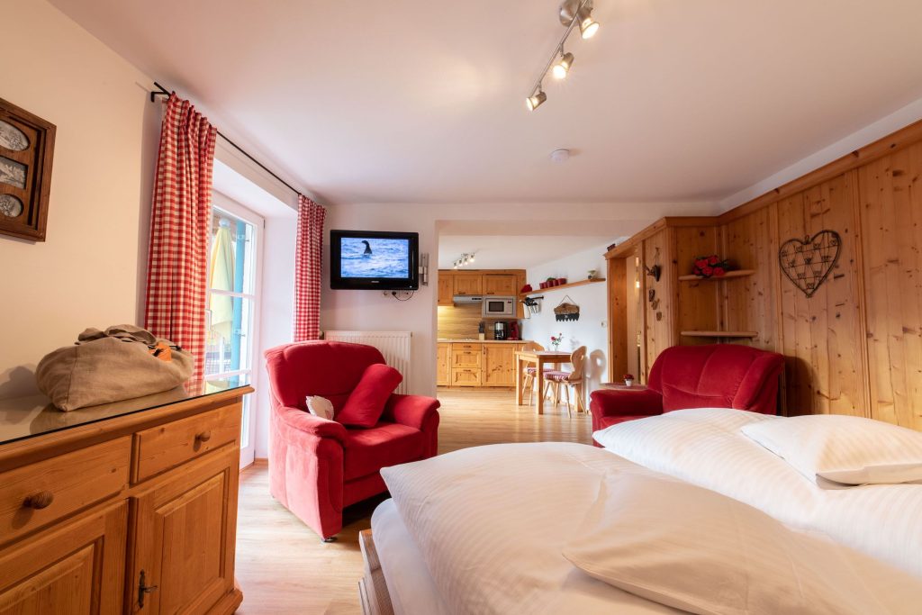 Doppelbett mit Fernseher in Ferienwohnung in Garmisch-Partenkirchen