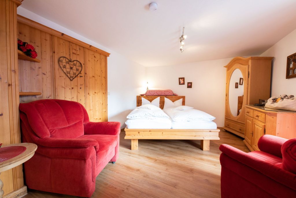 Doppelbett mit Kleiderschrank in Ferienwohnung in Garmisch-Partenkirchen