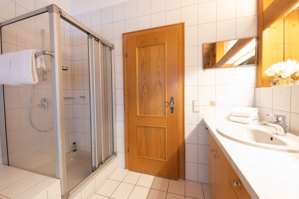 Dusche mit Waschbecken in Ferienwohnung in Garmisch-Partenkirchen