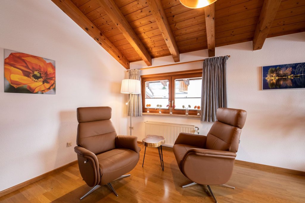 zwei Sessel und Fenster in Ferienwohnung in Garmisch-Partenkirchen