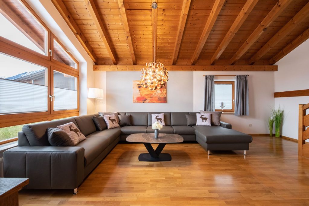 schwarzes Sofa und Lampe in Ferienwohnung in Garmisch-Partenkirchen