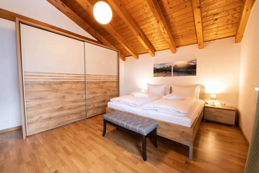 Doppelbett und Kleiderschrank in Ferienwohnung in Garmisch-Partenkirchen