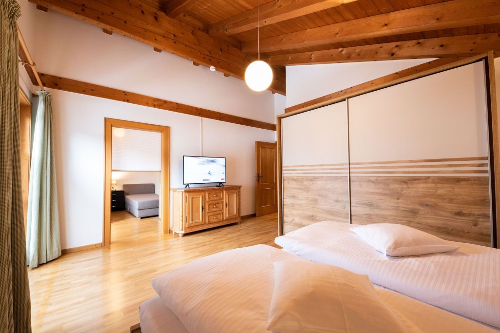 Doppelbett mit Fernseher in Ferienwohnung in Garmisch-Partenkirchen