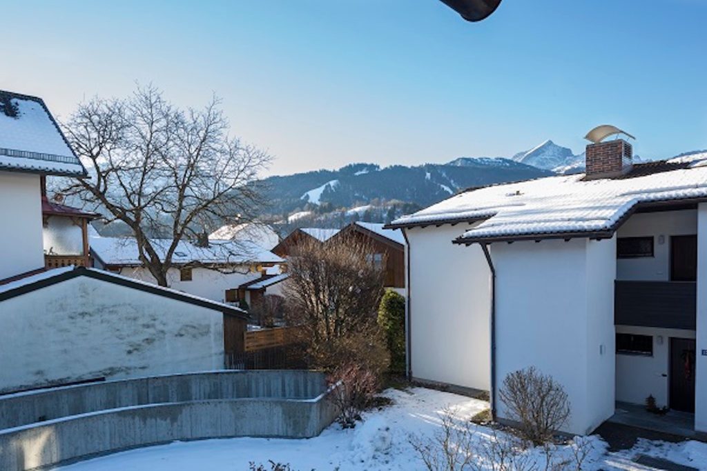 Garten und Aussicht in Ferienwohnung in Garmisch-Partenkirchen