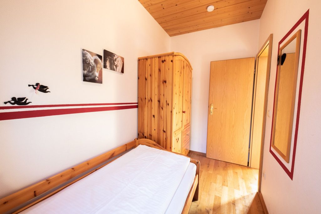 Schlafzimmer mit Einzelbett in Ferienwohnung in Garmisch-Partenkirchen